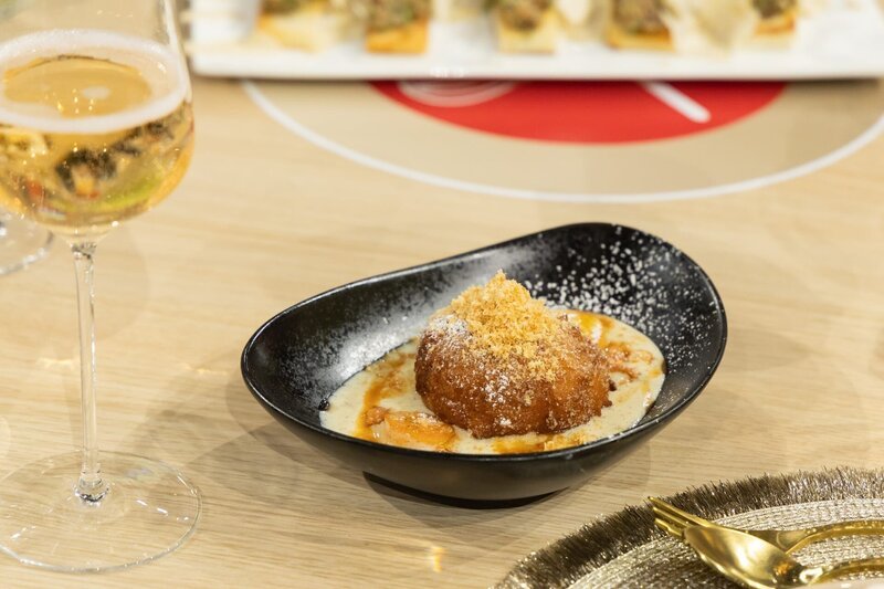 Tagesmotto „Weihnachts-Büffet“: Topfenbällchen mit Eierlikörcreme von Alexander Kumptner – Bild: ZDF und Norman Kalle