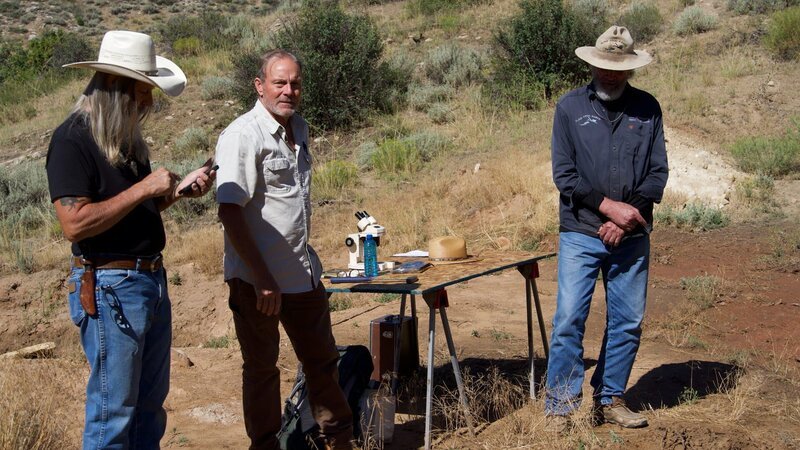 Charlie Snider, Eric Drummond, and Duane Ollinger wait around at the core sampling station to begin running tests on soil samples. – Bild: Warner Bros. Discovery, Inc. or its subsidiaries and affiliates