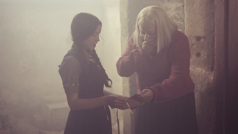 Durch den Nebel der Zeit konnte Mildred (Bella Ramsey, l.) in die Akademie der Vergangenheit gelangen. Dort hat sie etwas gefunden, das sehr wichtig für die Direktorin Ada Graustein (Clare Higgins, r.) ist. – Bild: ZDF/​James Stack/​BBC/​ZDF Enterprises/​KiKA Bildredaktion