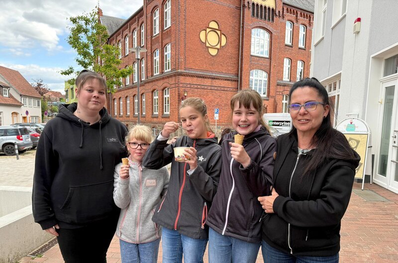 Umgangstag mit der leiblichen Mutter - Irena Sommerfeld, Luna, Leonie, Lenja und Kerstin Führs. – Bild: NDR Umgangstag mit der leiblichen Mutter - Irena Sommerfeld, Luna, Leonie, Lenja und Kerstin Führs. – Bild: NDR