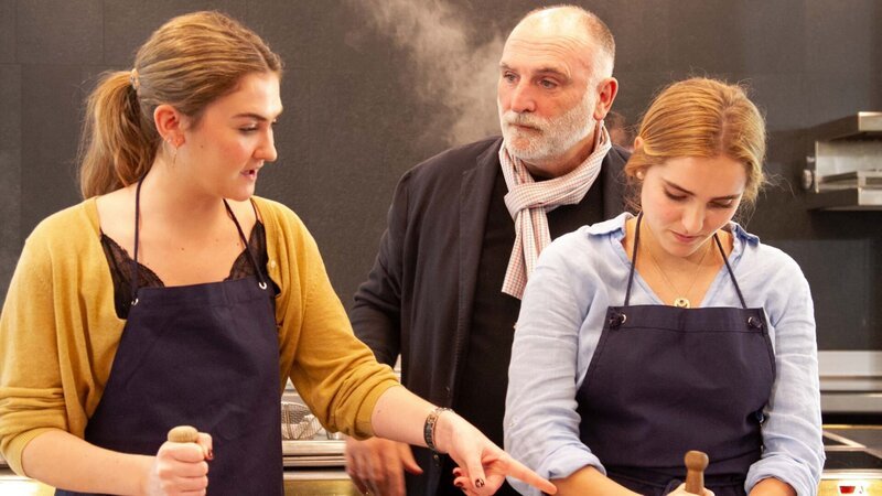 Hosts José Andrés, Carlota Andrés & Ines Andrés cooking at El Bulli in Roses, Catalonia, as seen on José Andrés and Family in Spain. – Bild: Discovery, Inc.