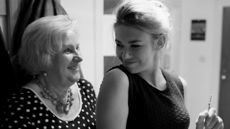 Ronja und Biggi machen sich schick für’s Rock’n Roll-Café in Berlin-Reinickendorf. Da geht Biggi schon immer schwofen – und lässt die alten Männerherzen höher schlagen. – Bild: BR/​rbb/​weltrecorder