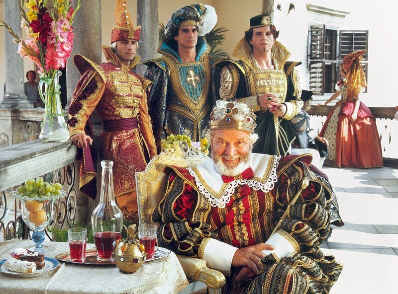 Der König (Vladimir Brabec) versucht mit List und Tücke die Macht in seinem Reich zu sichern. Dazu gehört auch ein fürchterlicher fleischfressender Drache. – Bild: MDR