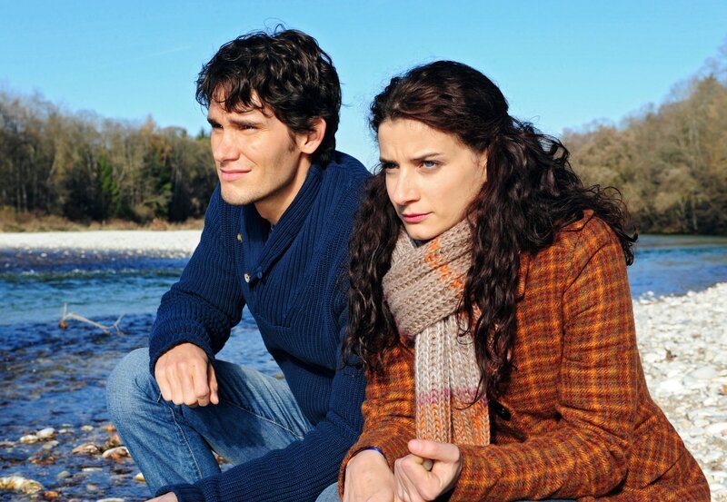 Peter (Daniel Fünffrock, l. mit Lili Gesler) ist auf dem besten Weg, sich an alles zu erinnern. – Bild: ARD/​Ann Paur