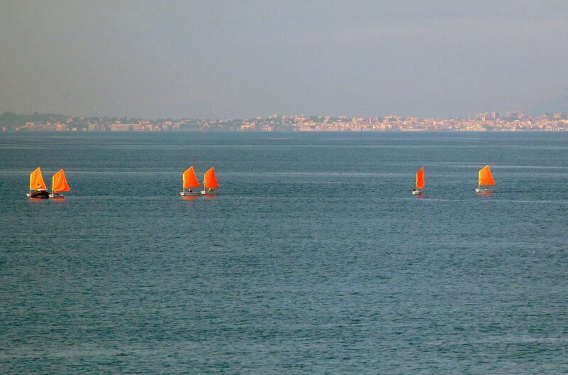 Yves Klein war ein strahlender Komet am Kunsthorizont. Er ließ sich die Farbe „International Klein Blue“ (IKB), inspiriert vom Himmel über Nizza, patentieren. Seine monochromen Werke sollten die Unendlichkeit des Kosmos einfangen. – Bild: Elephant Doc