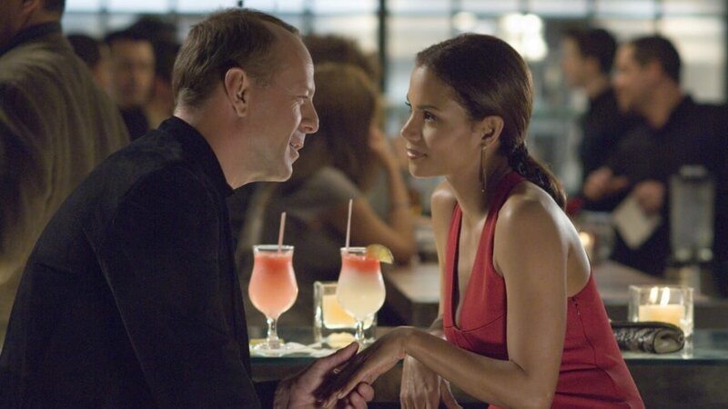 L-R: Harrison Hill (Bruce Willis) und Rowena Price (Halle Berry) Photo by: Barry WetcherHarrison Hill (Bruce Willis) und Rowena Price (Halle Berry) Photo by: Barry Wetcher – Bild: AN3S / Antena 3 HD for promotion only L-R: Harrison Hill (Bruce Willis) und Rowena Price (Halle Berry) Photo by: Barry WetcherHarrison Hill (Bruce Willis) und Rowena Price (Halle Berry) Photo by: Barry Wetcher – Bild: AN3S / Antena 3 HD for promotion only