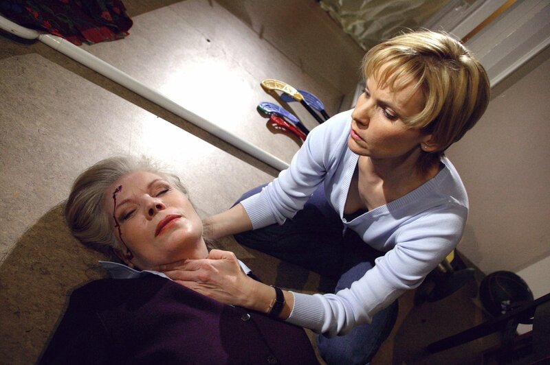 MDR Fernsehen IN ALLER FREUNDSCHAFT FOLGE 272, „Versprechungen“, am Donnerstag (28.03.13) um 11:40 Uhr. Kathrin Globisch (Andrea Kathrin Loewig, re.) findet ihre bewusstlose und schwerverletzte Mutter Eva Globisch (Heidemarie Wenzel, li.) – Bild: MDR/​Krajewski