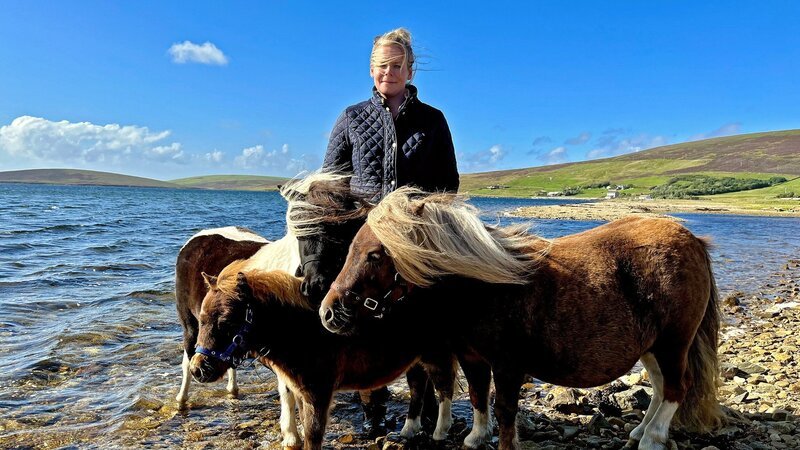 Die Shetlandinseln – Wolle, Wind und Wellenberge. Amanda Slater züchtet eine Mini-Variante der weltberühmten Shetland-Ponys. – Bild: SRF/​OneGate