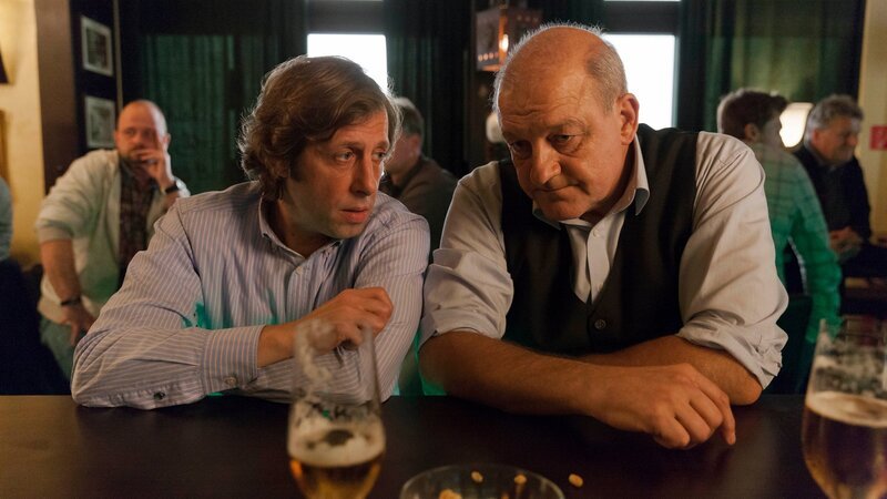 Ekki (Oliver Korittke, l.) und Wilsberg (Leonard Lansink, r.). – Bild: ZDF und Thomas Kost