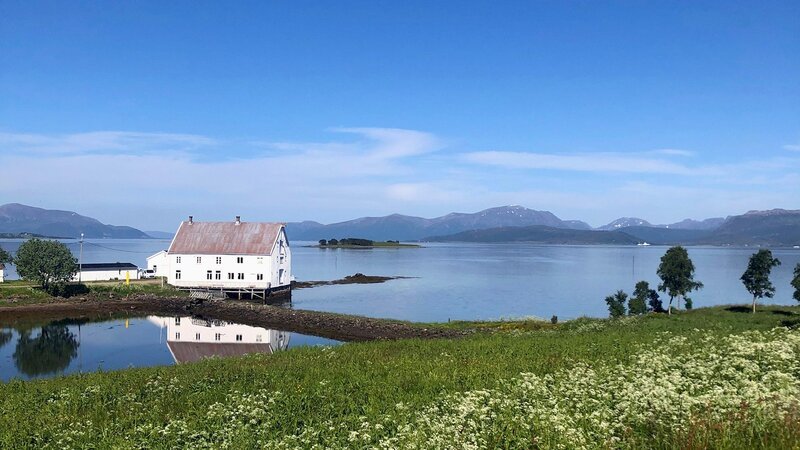 Die Vesterålen – Norwegens fantastische Inseln Vesterålen-Küste mit Haus – Bild: SRF/​OneGate