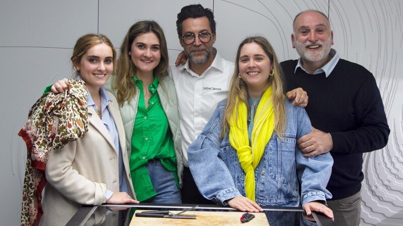 Hosts José, Carlota, Ines & Lucia Andrés with chef Quique Dacosta in Valencia, as seen on José Andrés and Family in Spain. – Bild: Discovery, Inc.
