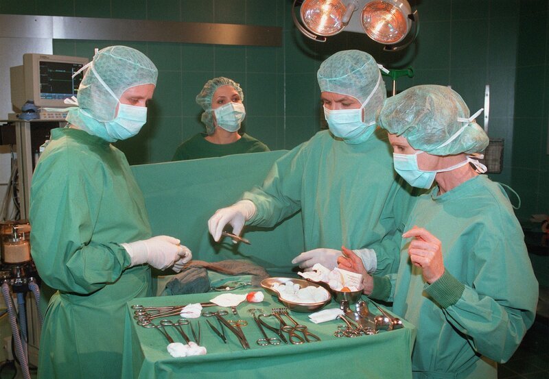 MDR Fernsehen IN ALLER FREUNDSCHAFT FOLGE 20, „Sucht“, am Freitag (03.02.12) um 12:30 Uhr. Dr. Barach (Axel Wandtke) operiert. Mit Maia Dietz (Ina Rudolph) , Roland Heilmann (Thomas Rühmann) und Oberschwester Ingrid (Jutta Kammann). – Bild: MDR/​Laue