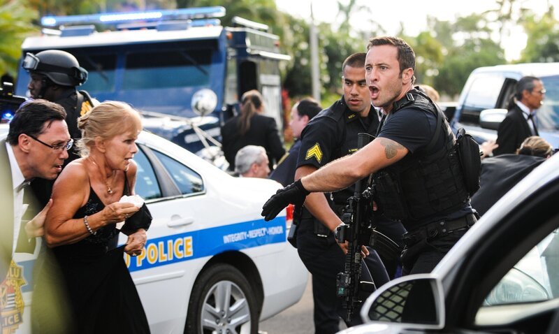 Ein neuer Fall wartet auf Steve (Alex O’Loughlin, vorne r.) und seine Kollegen: Als ein Tourist angeschossen und dessen Koffer geklaut wird, muss das Team in die Welt der Kunstsammler eintauchen und geraten dabei in große Gefahr … – Bild: CBS Broadcasting Inc.
