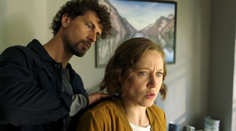 Dr. Philipp Hartmann (Jakob Graf, l.) kümmert sich um Sophia Strassers (Katharina Leonore Goebel, r.) Rücken – und trifft genau den wunden Punkt. – Bild: ARD/​Lucky Bird Pictures/​Christoph Krauth