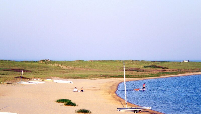 Moorlandschaft, Dünen und breite Sandstrände prägen die Insel Nantucket vor der Küste Neuenglands. – Bild: NDR/​Lawrel Strauch Spera/​Nantucket Chamber