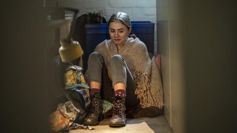Nach einem heftigen Streit mit ihren Pflegeeltern ist Tina (Cya Emma Blaack) abgehauen. – Bild: Sat.1 emotions