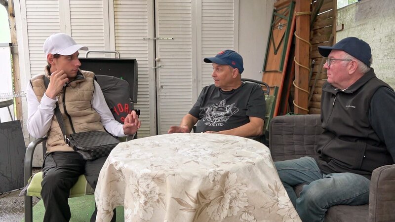 Pascal (li.) sucht bei seinen Kumpels Michael und Lothar (re.) Rat – Bild: RTLZWEI