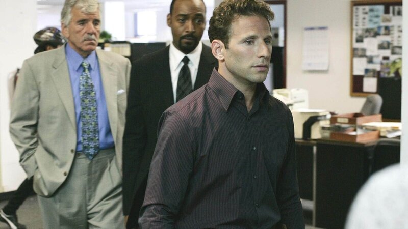 Fontana (Dennis Farina, li.) und Green (Jesse L. Martin, 2.v.li.) finden heraus, dass Eric (Mark Feuerstein) Kilgore beauftragt hat, die Bibel zu stehlen und zu zerreißen, um Barry dazu zu bewegen, dem Verkauf eines gewinnbringenden Gebäudes zuzustimmen … – Bild: RTL