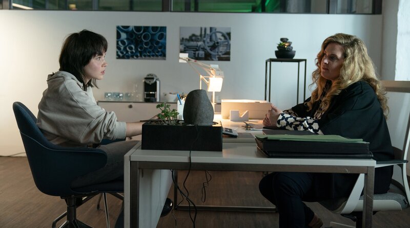 Emily Wagenthein (Paulina Hobratschk, li.) diskutiert mit Doris Hauke (Diana Amft). – Bild: ORF/​ARD Degeto Film/​ARD/​MR Film/​Petro Domenigg