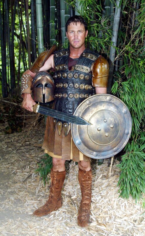 Niemand weiß, dass der neue Wächter des Lichts, Chris, Leo (Brian Krause) nach Walhalla verbannt hat, wo er von den Walküren bewacht wird … – Bild: Paramount Pictures. Lizenzbild frei