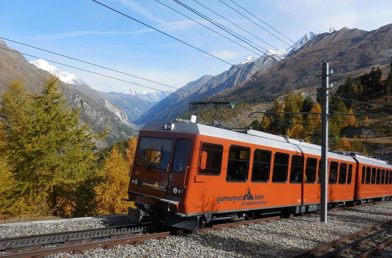 Die Gornergratbahn gehört auch zu den Matterhorn Gotthard Bahnen mit Sitz in Brig. – Bild: SWR/​Alexander Schweitzer