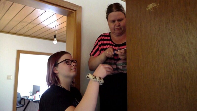 S13E03: Da Tino zwischen Ostfriesland und Rostock pendelt, fehlt im Haushalt die helfende Hand. Doch Sandra und Svenja übernehmen kurzerhand den Möbelaufbau und beeindrucken mit handwerklichem Geschick. – Bild: RTLZWEI