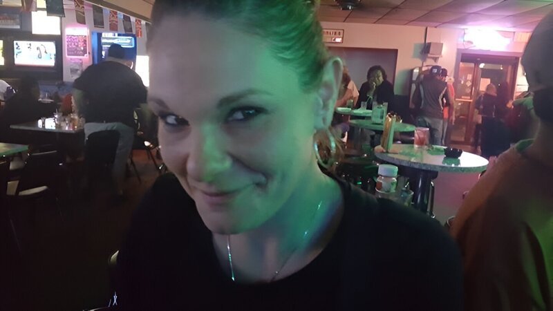 Im Oktober 2017 wird die 32-jährige Monica Hoffa auf offener Straße von einem Schuss getroffen. Ist sie ein Zufallsopfer? – Bild: ZDF und FirstLookTV