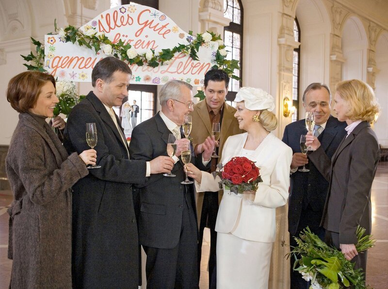 Am Ende siegt Bertas Bodenständigkeit und die Hochzeit findet statt. V.l.: Pia Heilmann (Hendrikje Fitz), Roland Heilmann (Thomas Rühmann), Günter Keller (Gert Gütschow), Philipp Brentano (Thomas Koch), Berta Finke (Barbara Schöne), Gernot Simoni (Dieter Bellmann), Ingrid Rischke (Jutta Kammann). – Bild: MDR/​MDR/​Krajewski