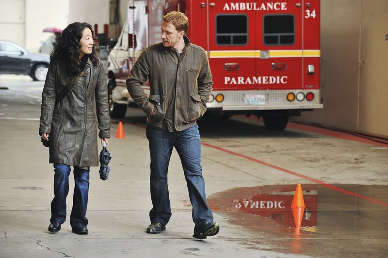 Genießen ihren Feierabend: Cristina (Sandra Oh, l.) und Owen (Kevin McKidd, r.) … – Bild: American Broadcasting Companies, Inc. /​ Eric McCandless