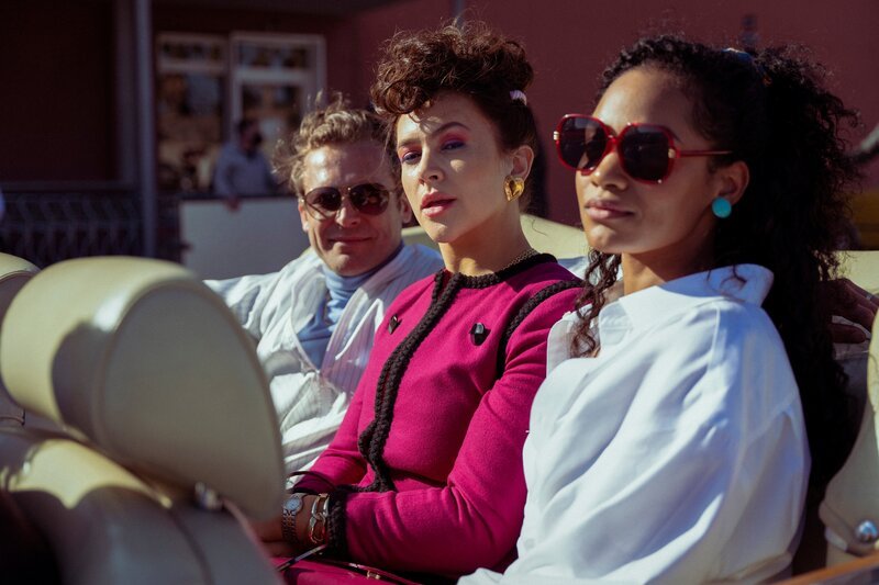 l-r: Lex Shrapnel als Leonard Lord, Eliza Butterworth als Carly Lord, Tahirah Sharif als Cindy Carter – Bild: Sky UK