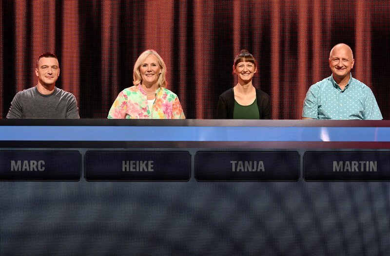 ARD GEFRAGT – GEJAGT FOLGE 911, „Alexander Bommes präsentiert beliebtes Quizformat“, am Montag um 18:00 Uhr im ERSTEN. Aufzeichnung zum ARD-Quiz „Gefragt-Gejagt“  Die Kandidaten (v.l.n.r. am Panel): Marc Weber, Heike Meinhold, Tanja Stevanovic, Martin Weber – Bild: ARD/​Uwe Ernst