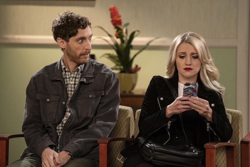 Drew Dunbar (Thomas Middleditch, l.); Gina Dabrowski (Annaleigh Ashford, r.) – Bild: 2020 Warner Bros. Entertainment Inc. All Rights Reserved. /​ Michael Yarish Lizenzbild frei