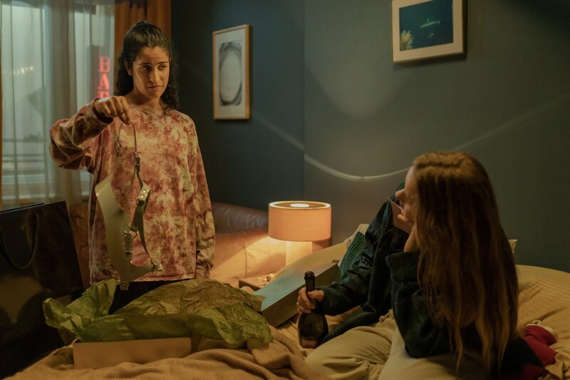 Hanna (Banafshe Hourmazdi, l.) traut ihren Augen nicht, als ein extravagantes Geschenk ihrer Ex Josephine geliefert wird. Sie fragt bei Franzi (Lena Klenke, r.) um Rat. – Bild: ZDF und Marcus Glahn