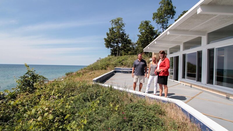 Real estate agent Ronda Busscher shows off the 75-feet of waterfront at the Cali Beach House to homebuyers Darren and Cindy, as seen on HGTV’s Beach Hunters. – Bild: 2017,HGTV/​Scripps Networks, LLC. All Rights Reserved