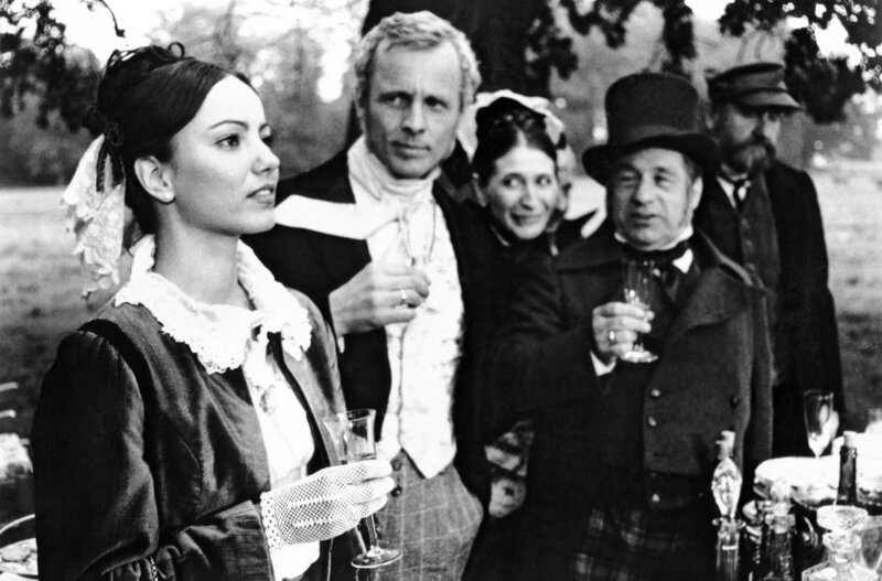 Mit Fassung ertragen Frieda (Marietta Schupp, links) und Axel von Rambow (Rolf Becker, daneben) die scheinheiligen Glückwünsche der Eheleute Pomuchelskopp (Helga Feddersen und Joachim Wolff) zur missglückten Vorführung. – Bild: NDR/​Hassenstein