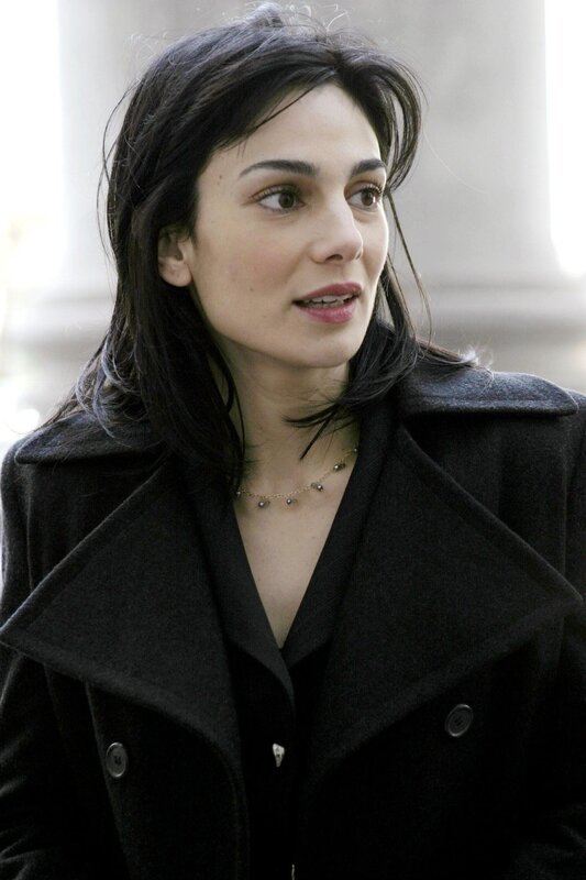 Der Journalist Tadhg Ruane liegt tot in einer Badewanne des Athena Hotels. Alexandra Borgia (Annie Parisse) und Kollege Jack McCoy versuchen den Schuldigen vor Gericht zu bringen. – Bild: Nitro