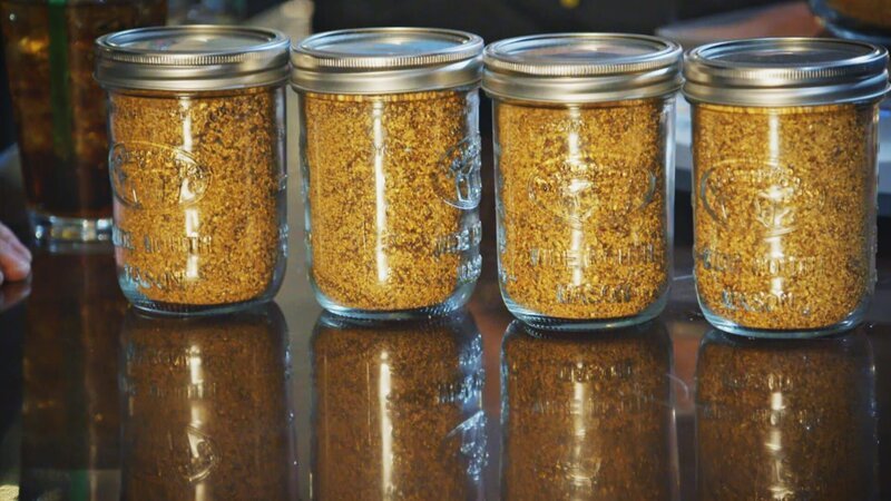 Gold im Krug. – Bild: Warner Bros. Discovery