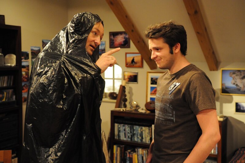 Gregor zieht alle Register, um Flori von den Gimmicks zu überzeugen. Von links: Gregor Brunner (Holger M. Wilhelm) und Florian Brunner (Tommy Schwimmer). – Bild: BR/​Jo Bischoff