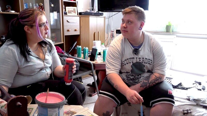 S13E04: Damian wiederum ist nach Rostock zurückgekehrt, doch seine Wohnung braucht einen frischen Anstrich. Jana hilft. – Bild: RTLZWEI