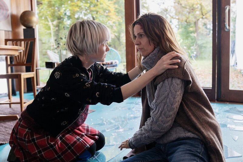 Nachdem Hanna Hübner (Emma Stratmann, l.) ein Geräusch gehört hat, findet sie ihre niedergeschlagene Mutter Sabine Hübner (Doris Schretzmayer, r.) im Wohnzimmer. – Bild: SRF/​ZDF/​Michael Marhoffer