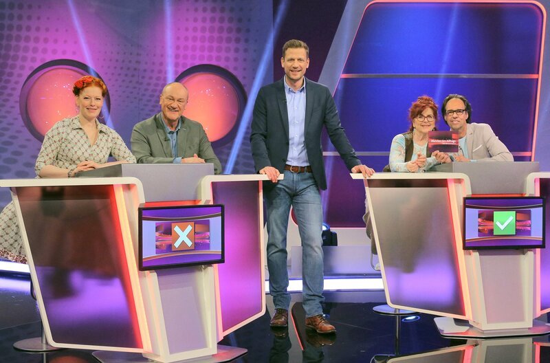 Moderator Florian Weber stellt im SWR Wissensquiz „Meister des Alltags“ die Alltagstauglichkeit prominenter Kandidaten auf die Probe; v.li. Enie van de Meiklokjes, Bodo Bach, Florian Weber, Alice Hoffmann und Christoph Sonntag. – Bild: SWR/​Peter A. Schmidt
