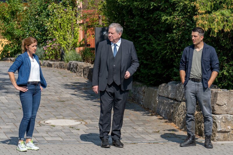 Oberstaatsanwalt Bernd Reuther (Rainer Hunold, M.) ermittelt gemeinsam mit Hauptkommissarin Kerstin Klar (Fiona Coors, l.) und Oberkommissar Max Fischer (Max Hemmersdorfer, r.) in einem schwierigen Mordfall. – Bild: ZDF und Andrea Enderlein