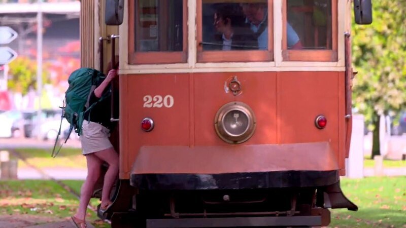 Cressida aus London hat genug von ihrem Job in der Finanzbranche und dem stressigen Leben in der Hauptstadt. Aus diesem Grund verkauft die Businessfrau ihre Wohnung und bucht ein One-Way-Ticket nach Portugal, um sich im schönen Distrikt Coimbra, an der Westküste des Landes niederzulassen. Hier will sie ihr Traumhaus finden, in dem sie idyllisch wohnen und gleichzeitig ihre neue Geschäftsidee – ein Bed & Breakfast – realisieren kann. Doch solche Objekte sind in Coimbra rar gesät. – Bild: Tanja Bachetzky /​ HGTV