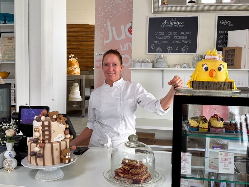 Judith Walli in ihrer Konditorei. – Bild: ORF/​Satel Film/​David Haslinger
