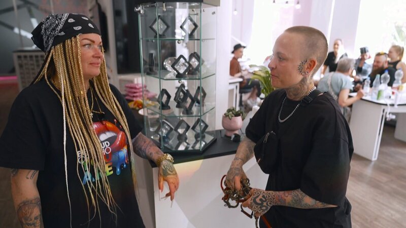 Beautysalonbetreiberin Jezzs Geschäfte laufen schlecht. Die 41-Jährige (li.) wird erfinderisch und versucht ihre Kunden mit neuen Angeboten zum Kaufen zu bewegen. Ehefrau Krümel (re.) unterstützt sie natürlich. – Bild: RTLZWEI