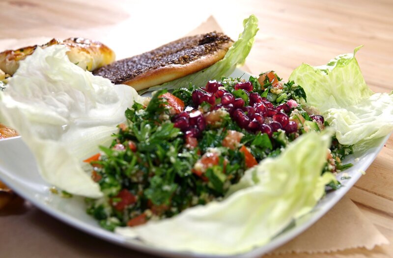 Jamil kocht für Ali Fatayer und Tabouleh. – Bild: HR