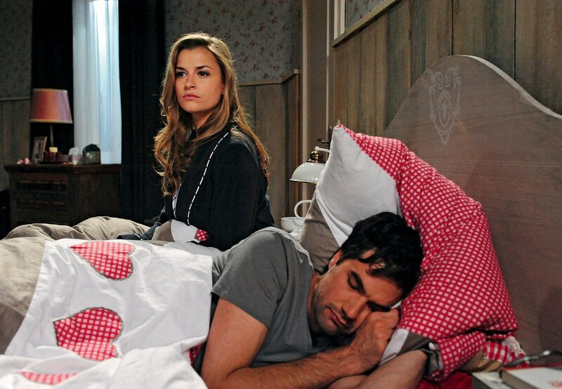 Theresa (Ines Lutz, l.); Moritz (Moritz Tittel, r.) – Bild: ARD/​Ann Paur