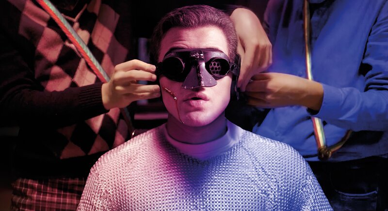 Adem (Valon Krasniqi, M.) wird für seine erste Mensur von seinen Kameraden eingekleidet. – Bild: ZDF und U5 Filmproduktion GmbH & Co. KG