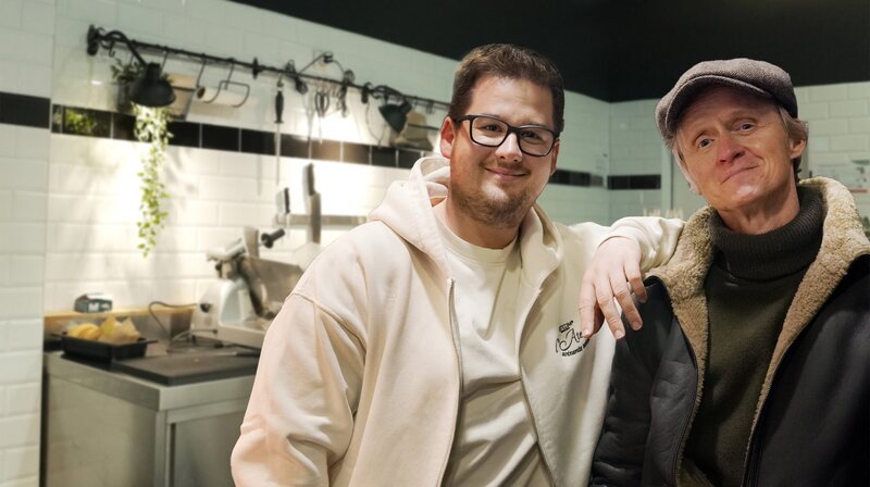 So schick war die Kurzstrecke noch nie! Pierre M. Krause (re.) darf Chris Tall für eine Fernsehaufzeichnung einkleiden. Und natürlich ist ihm da das Hemd näher als die Hose. Glattgebügelte Gespräche und Themen von der Stange wird man dabei nicht finden – hier ist alles maßgeschneidert. Bevor den beiden aber der Kragen platzt, machen sie die Fliege und ziehen weiter, um noch eine Extrawurst zu kriegen. – Bild: SWR/​dibido.tv