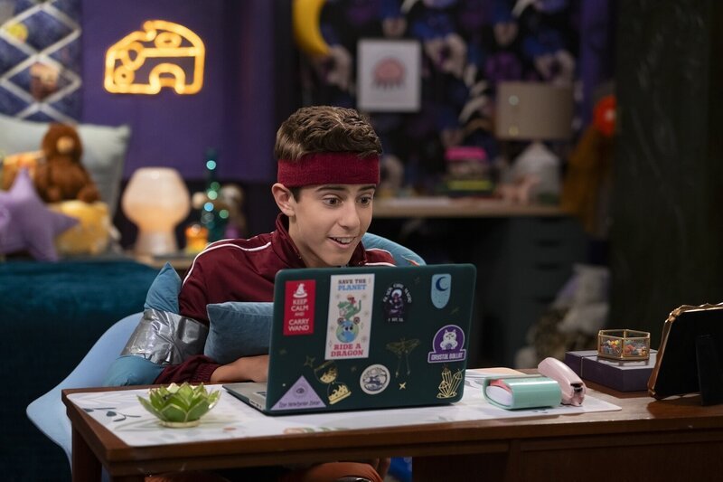 „Wizards Just Wand to Have Fun“ – Roman Russo (Alkaio Thiele) – Bild: Disney/​Eric McCandless